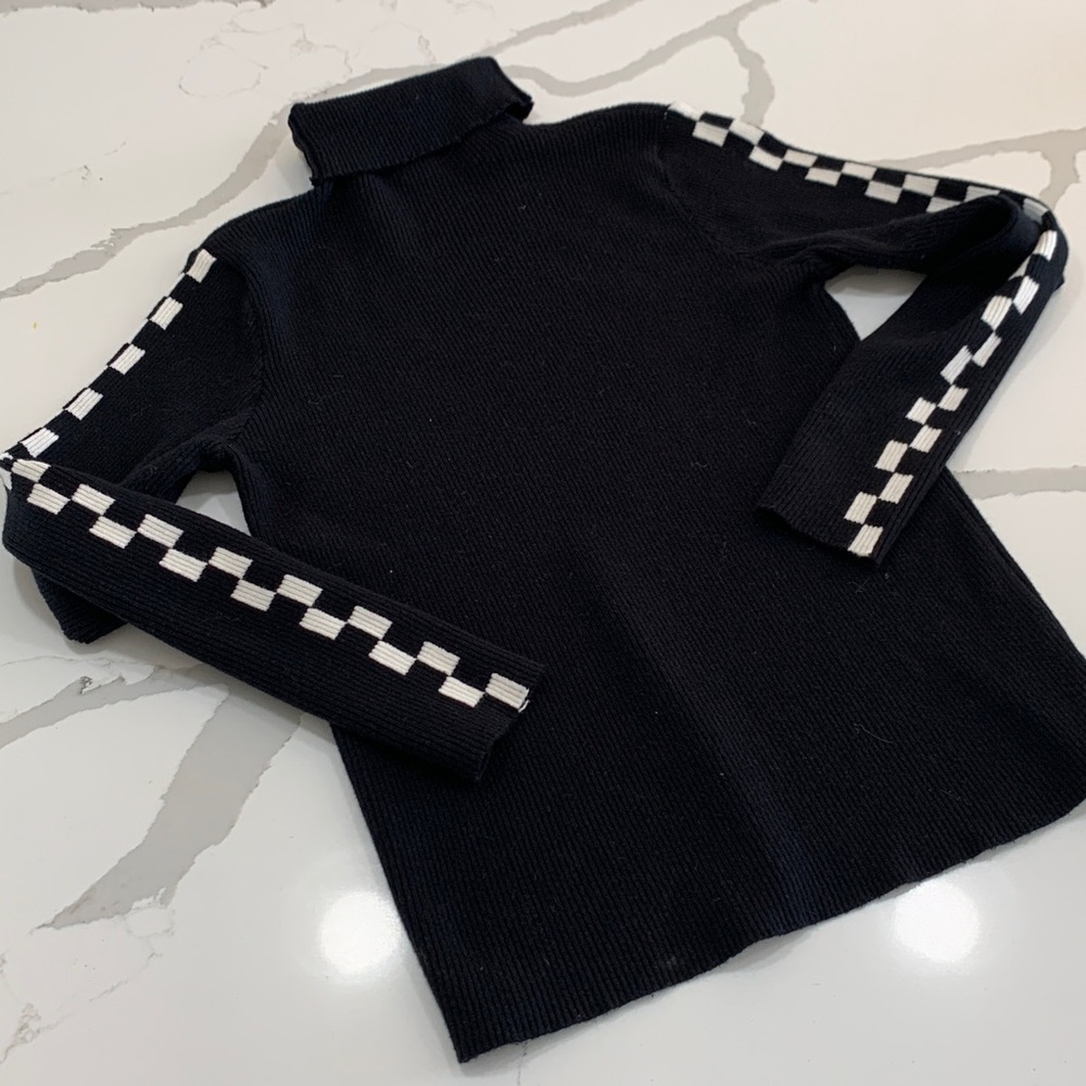 Turtleneck, checkered flag on the sleeve. Size small no tags.